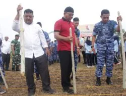 Sekda Aceh Besar Drs. Sulaimi, M.Si bersama Danlanud SIM Kolonel Pnb Yoyon Kuscahyono, S.Sos dan didampingi perwakilan BKKBN Aceh, Dinas Pertanian Aceh, kepala OPD, Camat dan Forkopimcam Blang Bintang melakukan penanaman bibit jagung di Komplek Lanud SIM, Kecamatan Blang Bintang, Aceh Besar, Jum'at (9/6). (Ist)