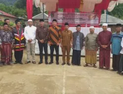 Teks fotoberitasore/Irham Hagabean Nasution
H.Musthafa Bakri Nasution, H. Harun Musthafa Nasution dan H.Zuhri Musthafa Nasution menyerahkan santunan di Desa Sibanggorjulu.