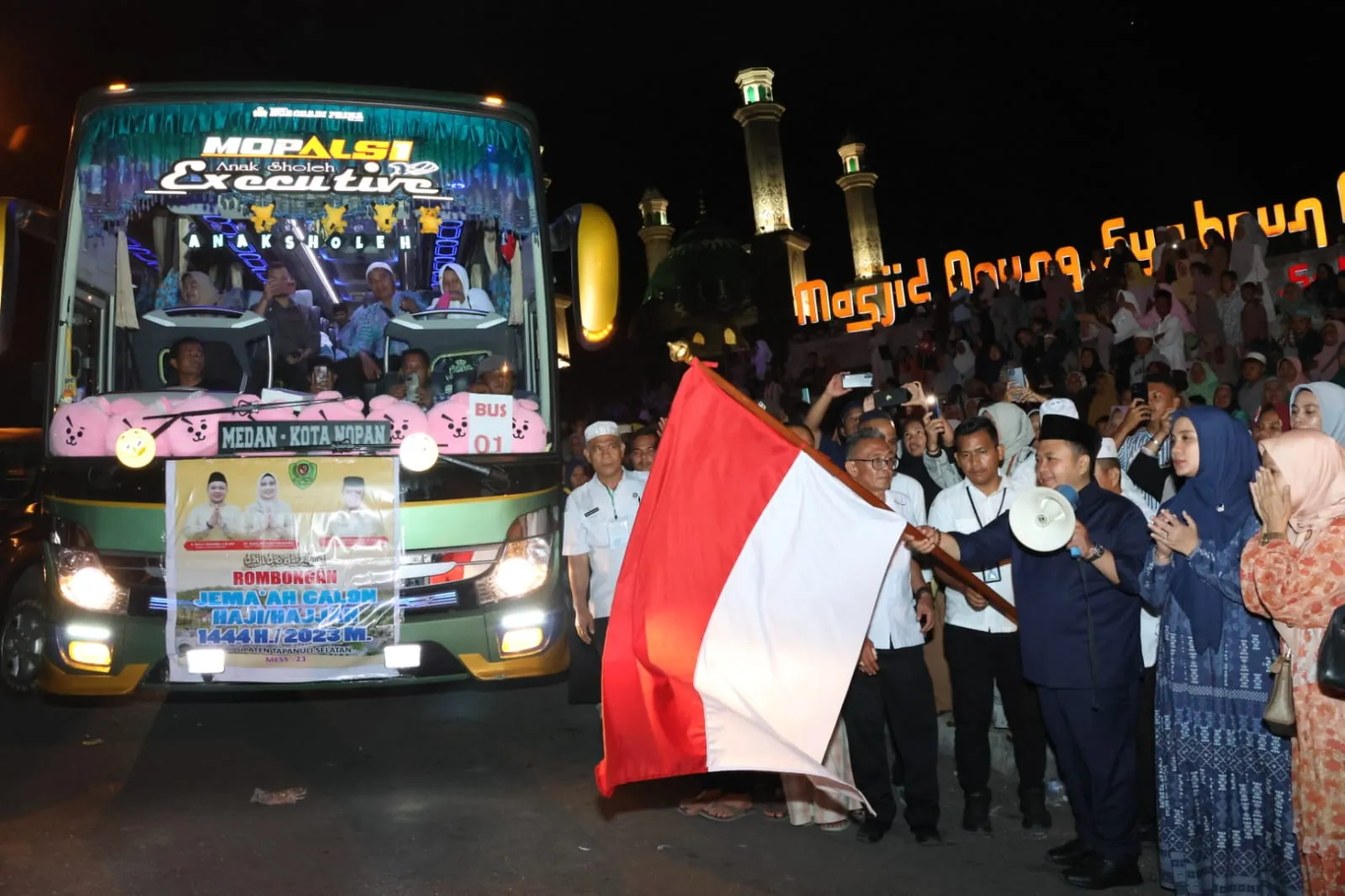 Bupati dan Ketua TP PKK Tapsel Antarkan Calhaj Tapsel Menuju Asrama Haji Medan