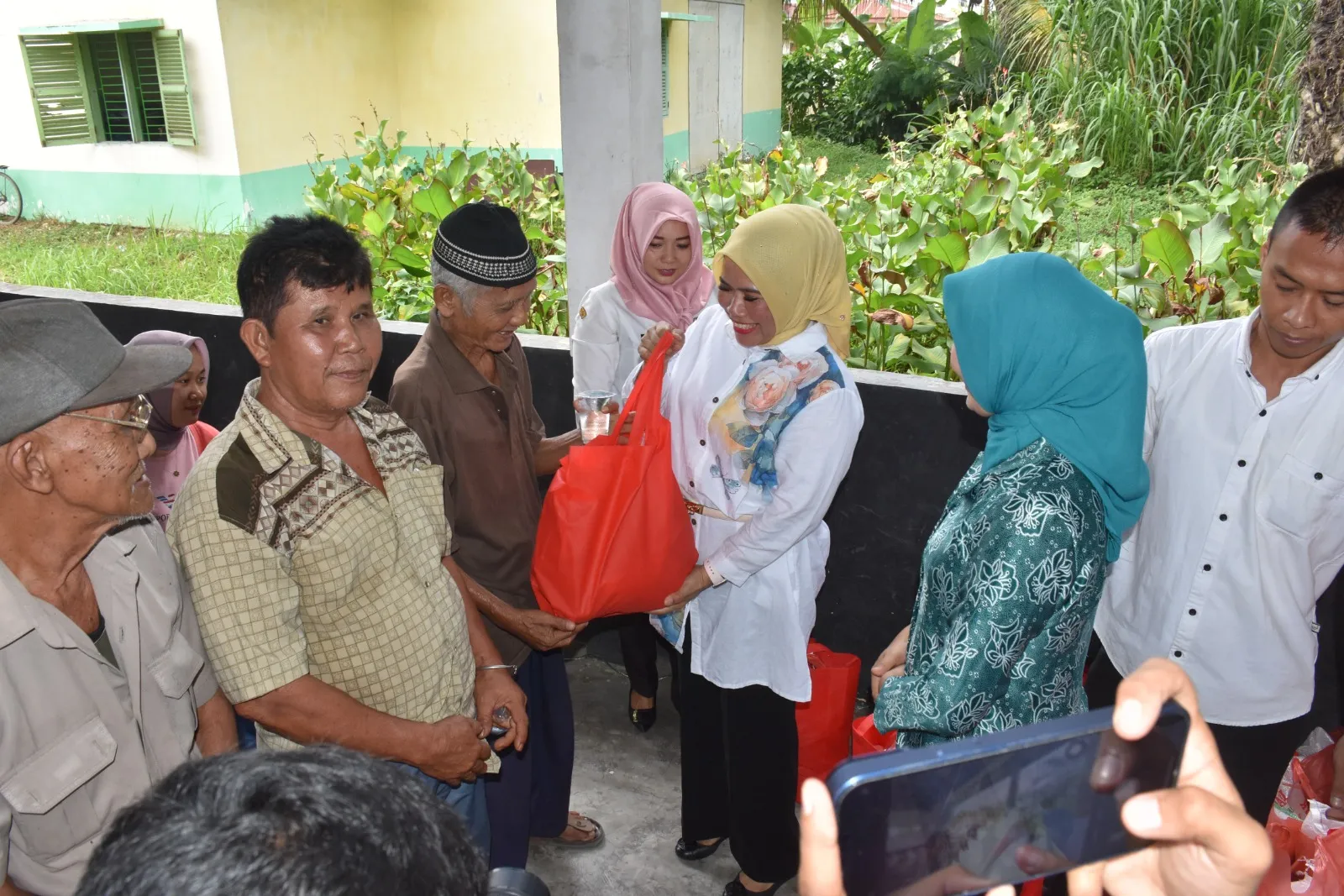 Pemkab Dan PKK Sergai Salurkan Bansos Permakanan 17 Kecamatan