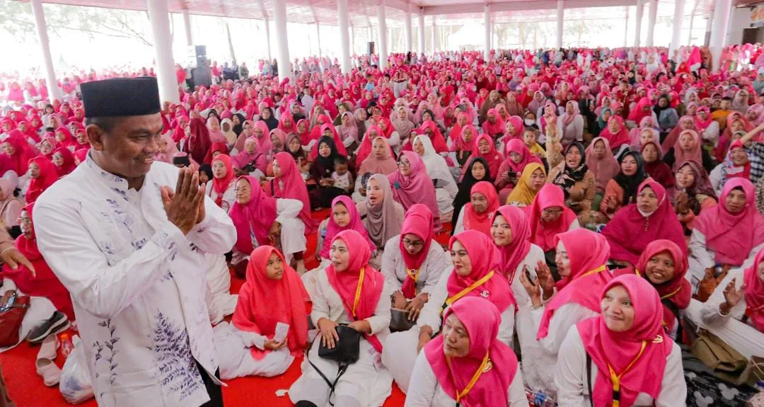 Ribuan Ummat Hadiri Tabligh Akbar Pengajian Muslimah Dambaan di Pantai Romantis