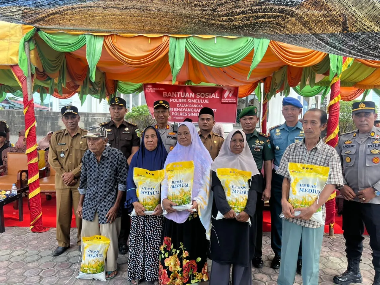 HUT Bhayangkara ke 77 Polres Simeulue Salurkan Bansos