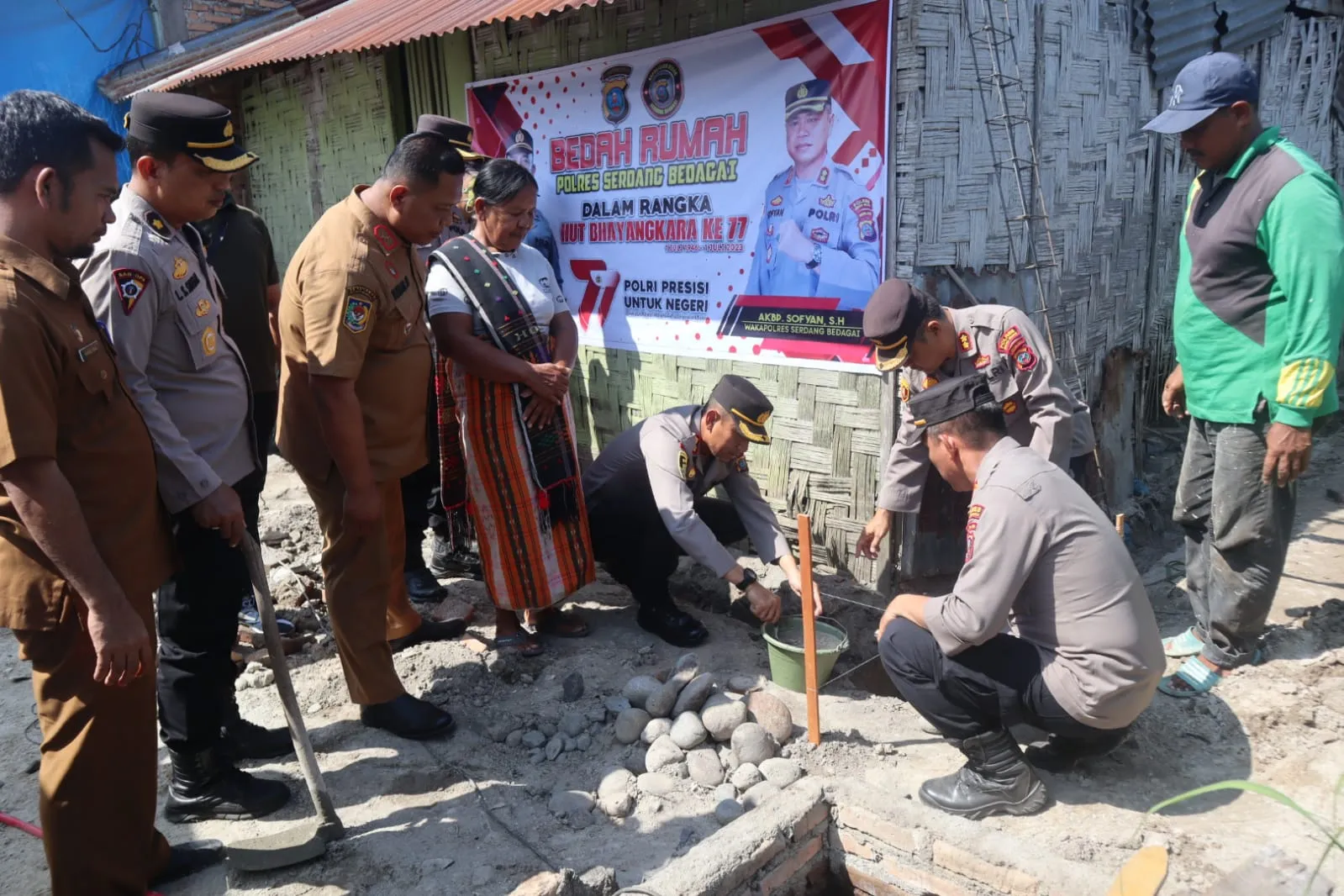 HUT Bhayangkara ke.77 Polres Sergai Bedah Rumah Bunga Uli Sibuea di Desa Sijonam