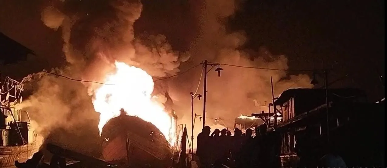 Gudang Mitra Laut Terbakar, 7 Kapal Pukat Trawl Ludes