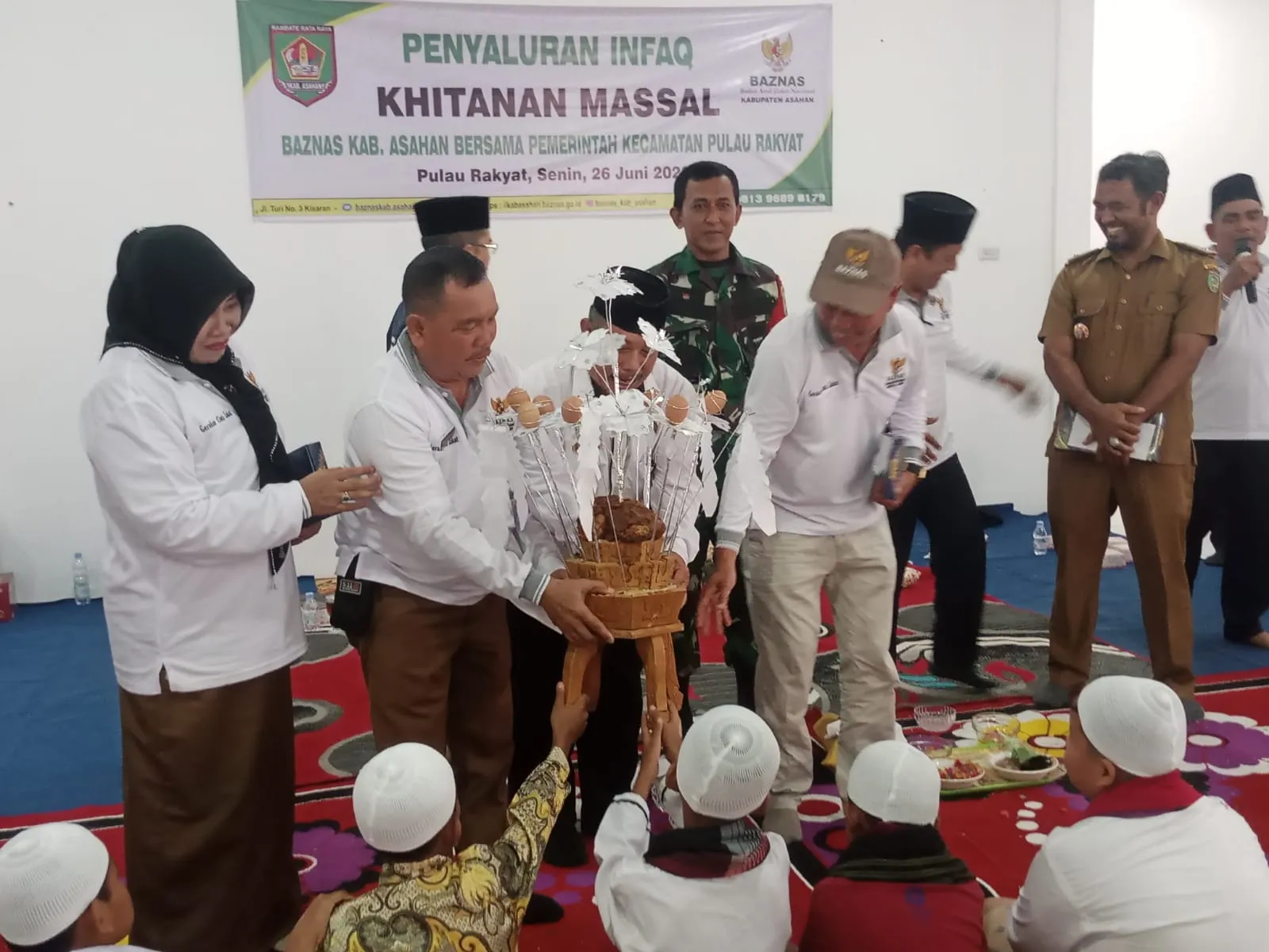 BAZNAS Asahan Beserta Camat Pulau Rakyat Khitan 50 Anak Kurang Mampu