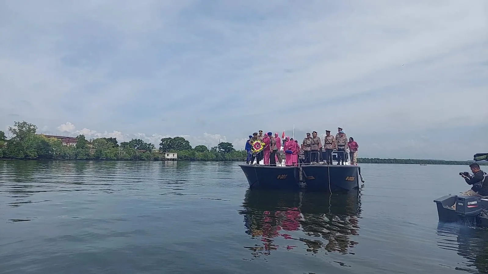 Kapolres Langkat Tabur Bunga Di Laut Sei Babalan