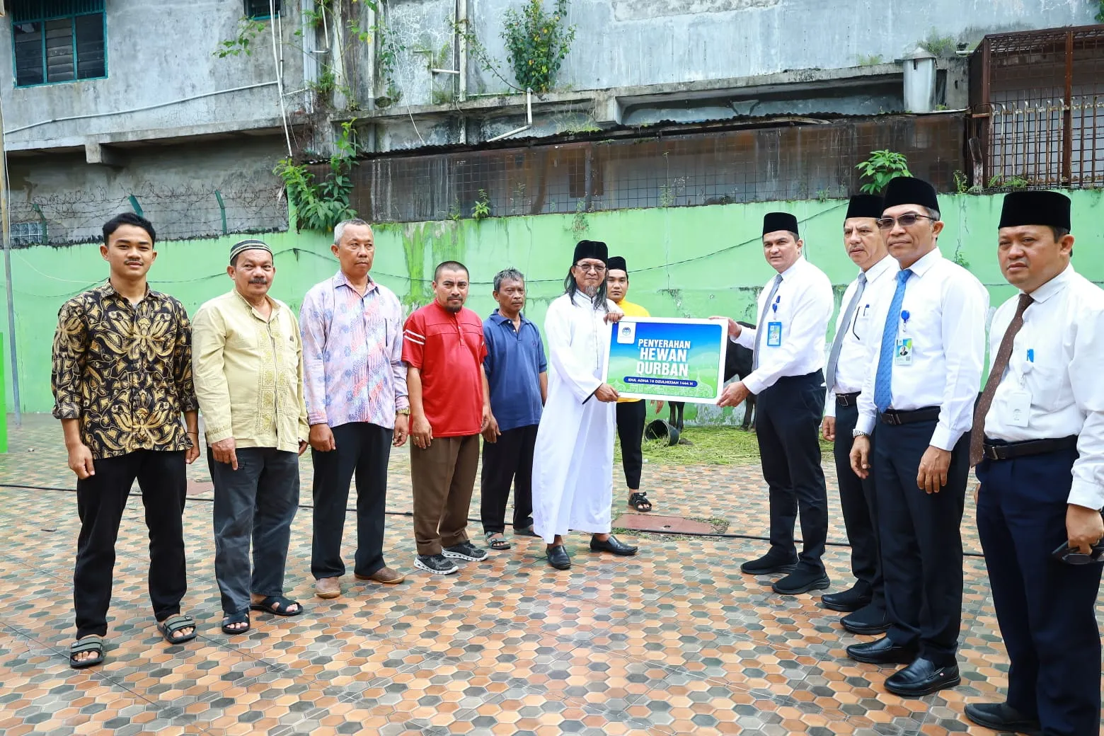 Dirut Perumda Tirtanadi Serahkan Sapi Qurban ke IPAM