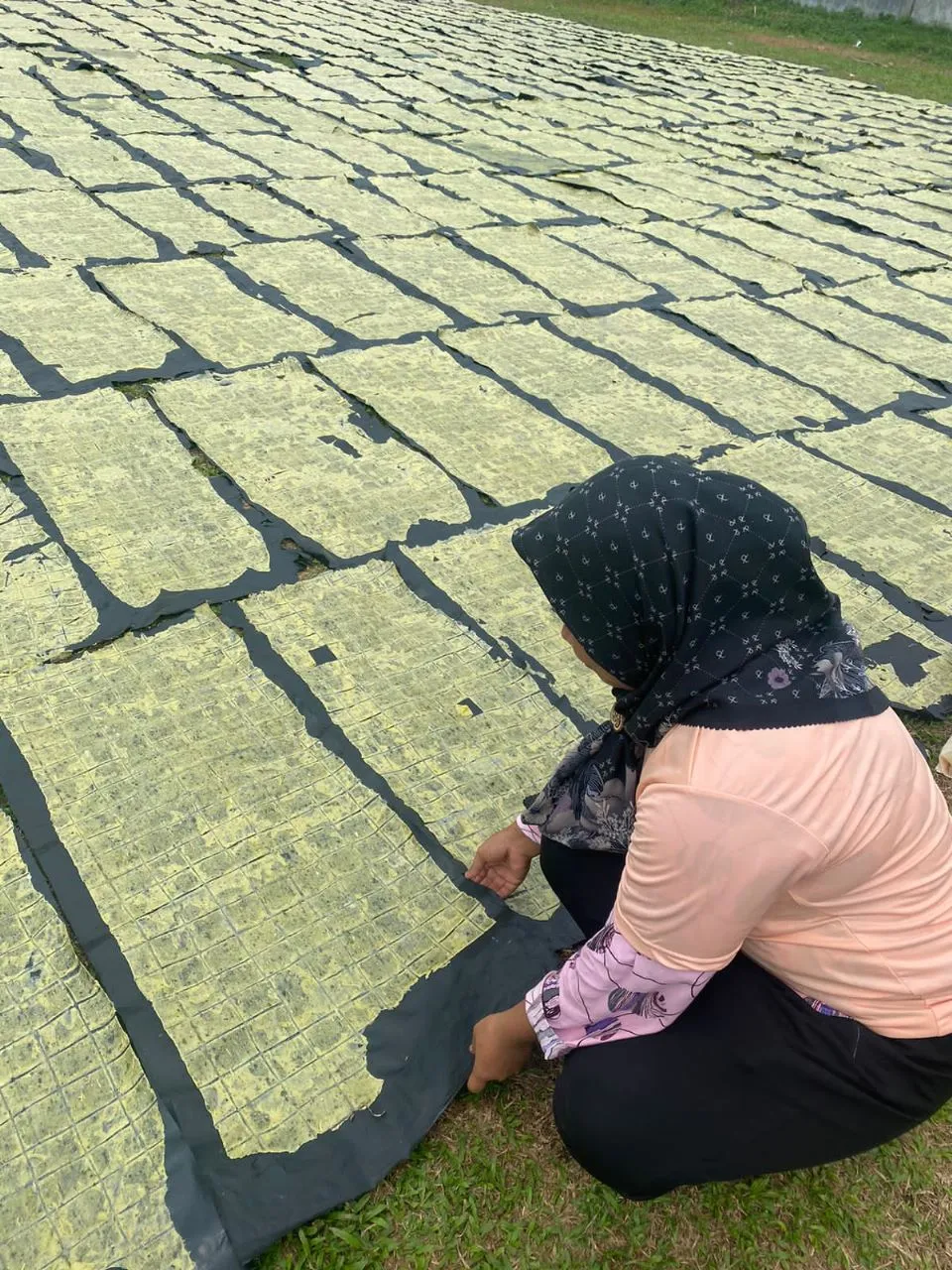 "Mak Ganjar" Latih Ibu-Ibu Cara Membuat Opak dari Ubi Kayu