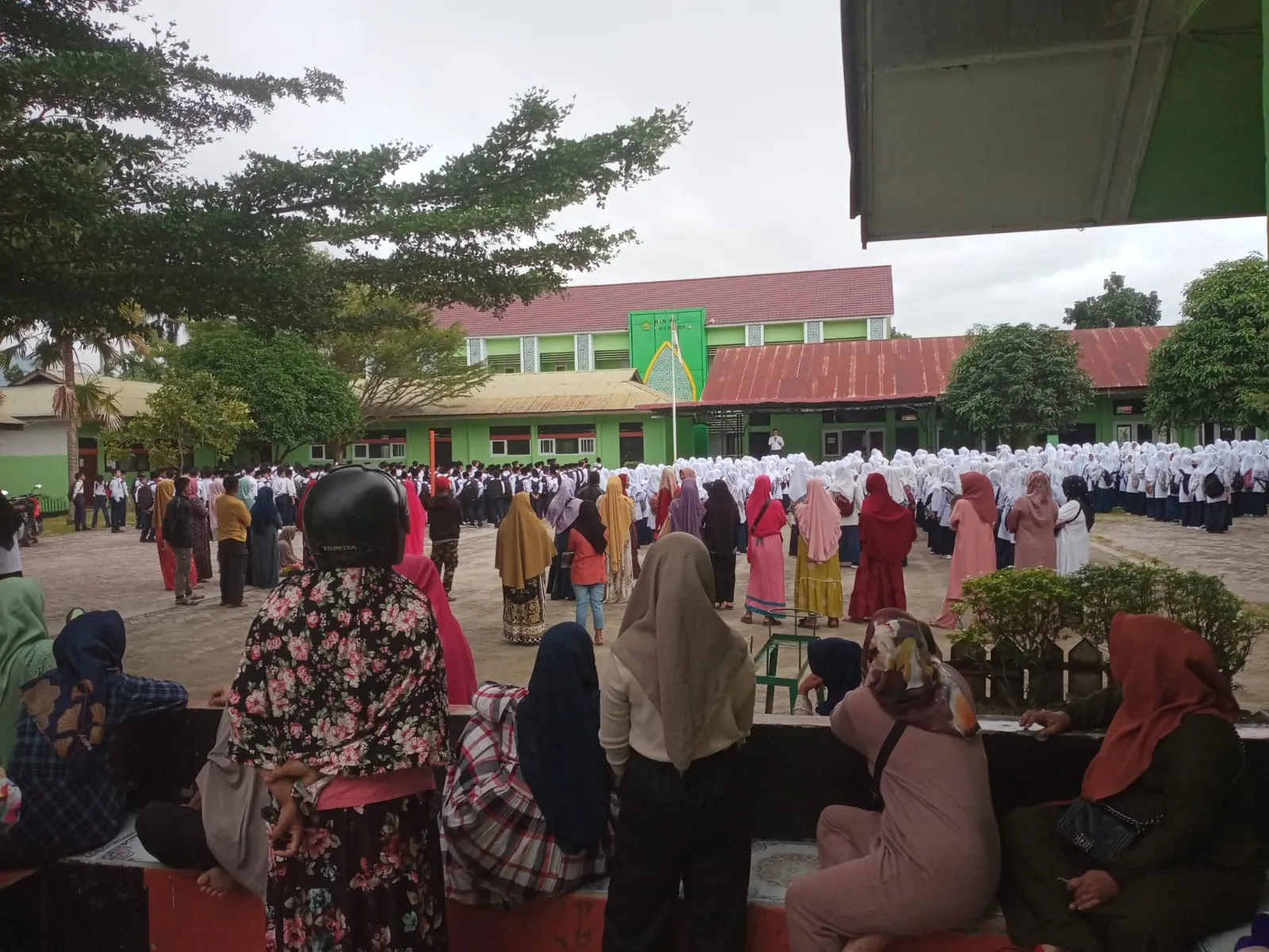 Orang Tua Murid Di Agara Dampingan Anak Masuk Sekolah