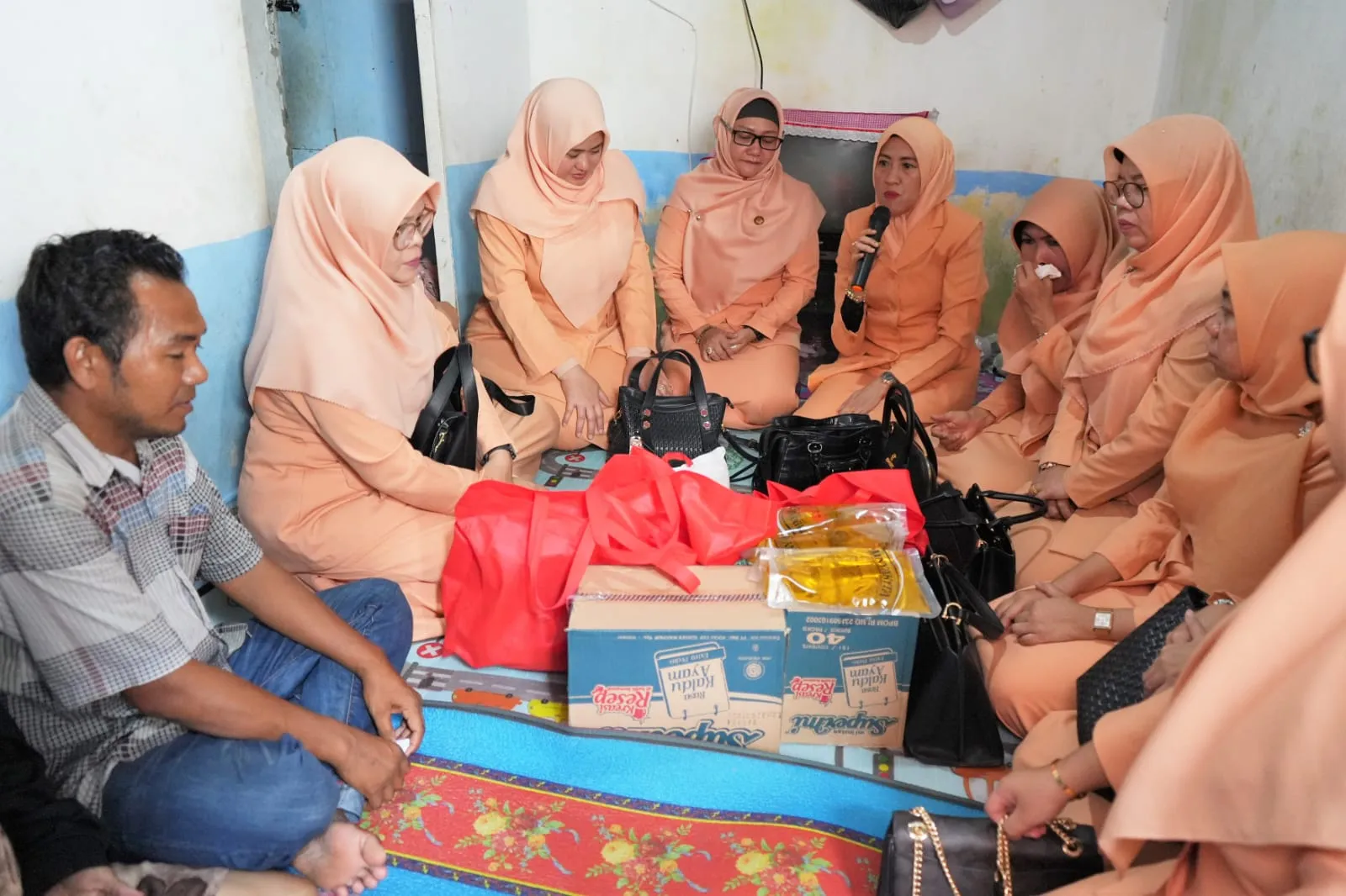 Dharma Wanita Persatuan Dinas Pendidikan dan Kebudayaan Serahkan Bantuan Korban Kebakaran & Korban Begal Di Belawan