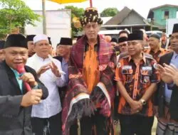 Ketua MPW PP Sumut&nbsp; H.Kodrat Shah disambut dengan acara adat Tapsel saat tiba di Ponpes Tahfiz K.H.Muhammad Ya'cub Sisoma Simatorkis, Tapsel, Minggu(23/7). Foto;Mohot Lubis.
