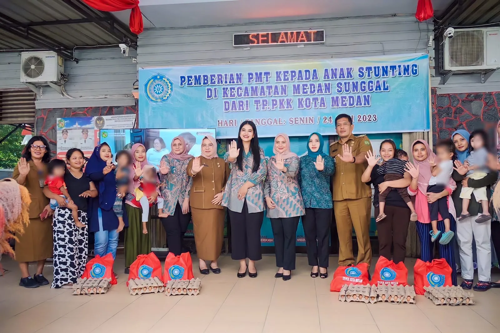 Kahiyang Ayu Beri Makanan Tambahan Pada Anak Stunting