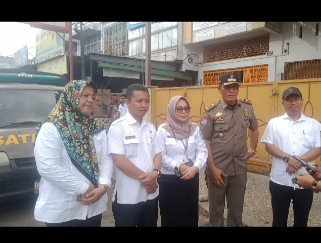 Plang Reklame Tak berizin Dirobohkan