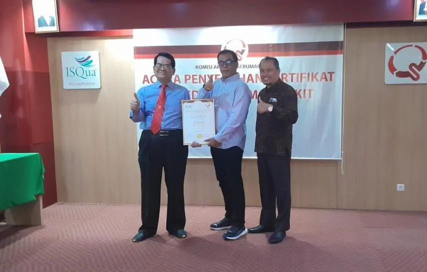 Teks fotoberitasore/Ist
Sertifikat akreditasi diserahkan Ketua Eksekutif KARS Dr. dr. Sutoto, M.Kes, FisQua, kepada Bupati Madina HM Jafar Sukhairi Nasution didampingi Direktur RSUD Panyabungan dr. Rusli Pulungan, Sp.THT di Jakarta Selatan.