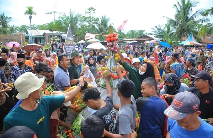 Kirab Gunungan Berkah Bumi Di Desa Sonomartani Berlangsung Meriah