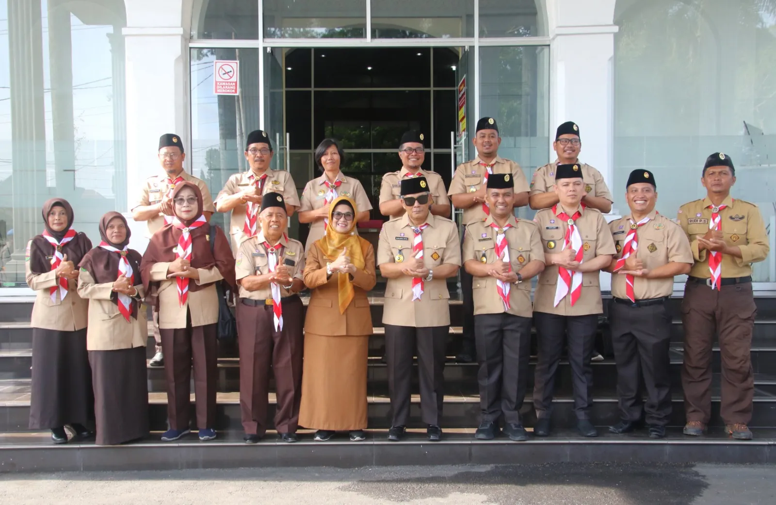 dr Susanti Lepas Kontingen Kwarcab Pramuka P. Sianțar Ke Cibubur