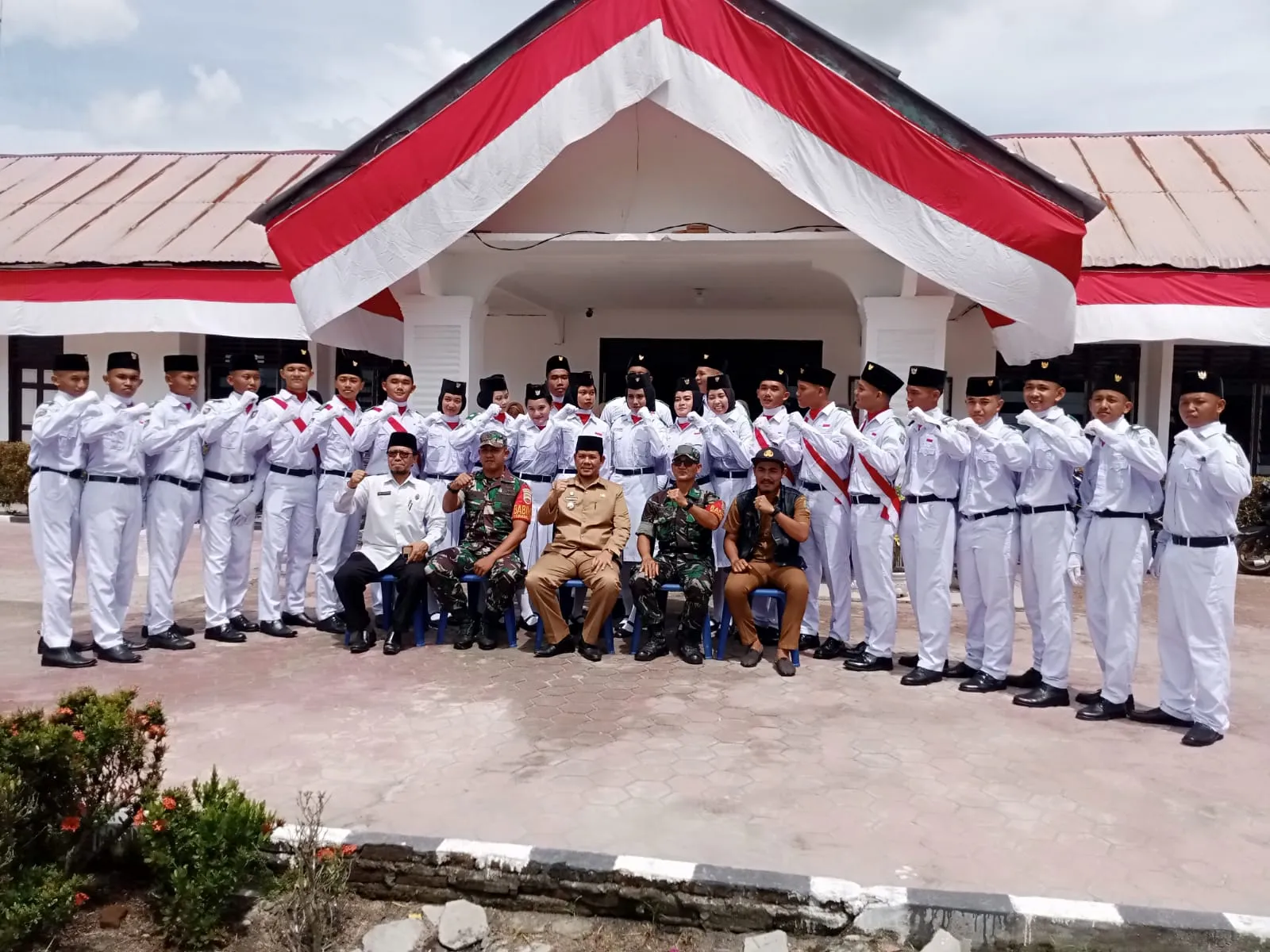 Camat Aek Kuasan Kukuhkan  27 Anggota Paskibra