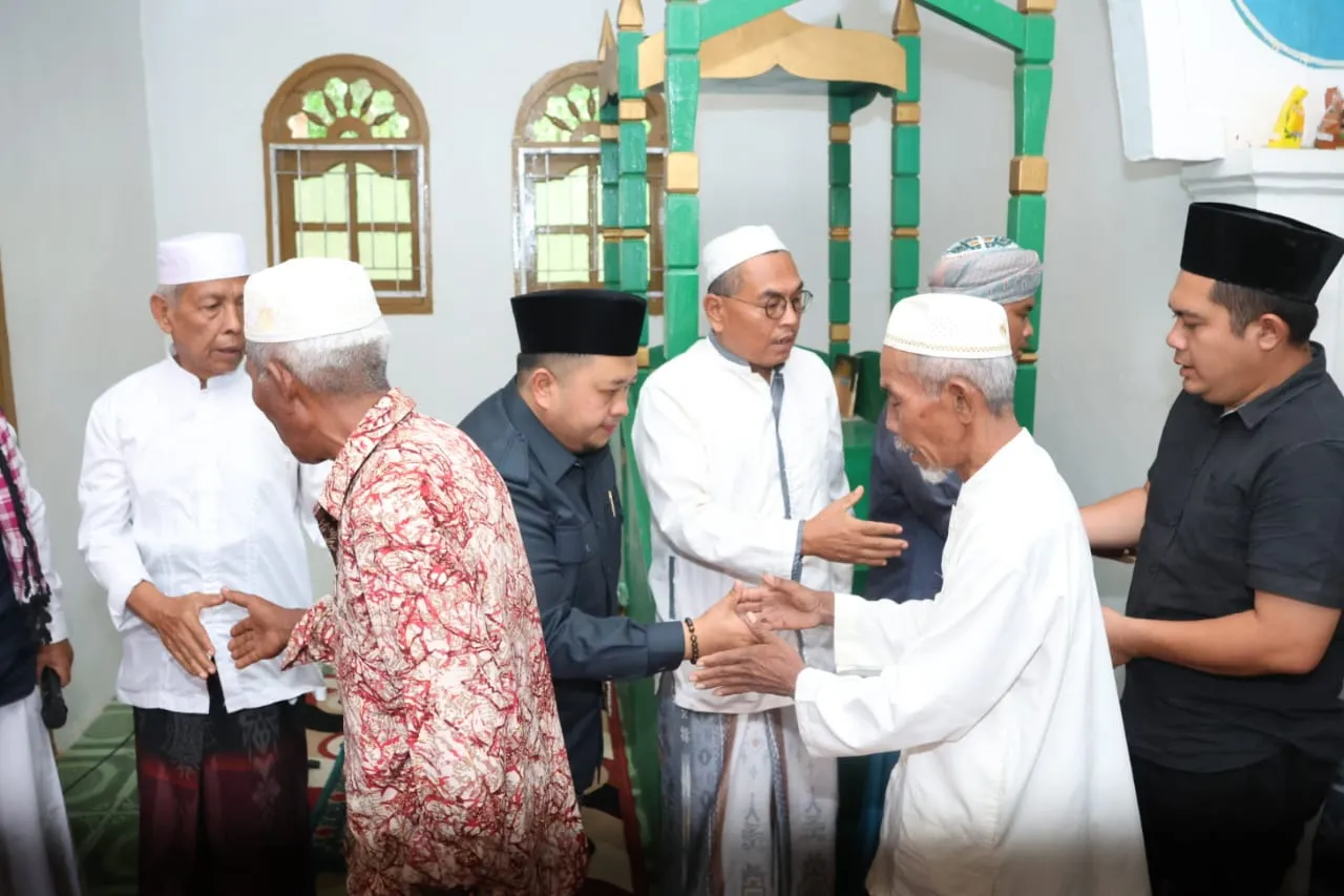 Bupati Tapsel Jadi Imam Shalat Jum'at di Masjid Batang Angkola
