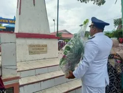 Teks foto:
Forum komunikasi pimpinan kecamatan (Forkopincam) Kotanopan dipimpin Camat Pangeran Hidayat melakukan peletakan karangan bunga di Tugu Pahlawan.