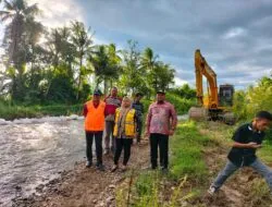 Teks fotoBerita Sore/Ist Kadis PUPR Madina Elpi Yanti Harahap dan Camat Siabu Syukur Soripada Nasution di lokasi jaringan irigasi bermasalah akibat tanggul Sungai Batang Angkola jebol, beberapa waktu lalu.