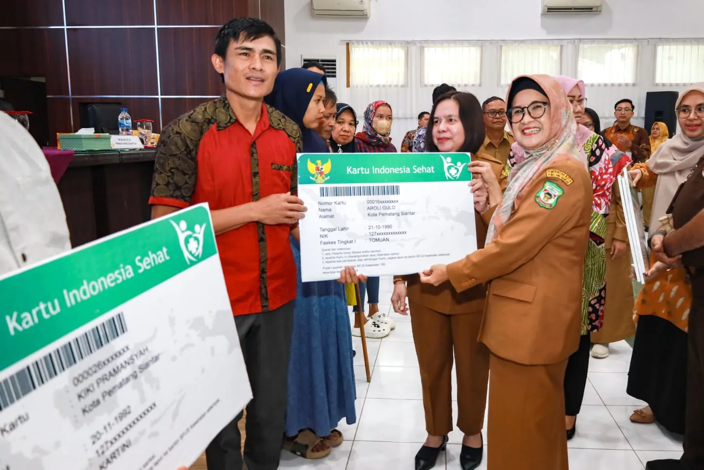 Wali Kota P. Siantar - BPJS Launching UHC Sekaligus Penyerahan Simbolis Kartu Kepesertaan JKN-KIS
