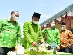 Teks foto:Bupati Serdang Bedagai H Darma Wijaya di dampingi Kepala Dinas Pendidikan Kabupaten Serdang Bedagai, Suwanto, SPd, MM, dalam peresmian muaholla dalam program Dinas Pendidikan Sergai dengan Gerakan Seratus Muaholla Di Sekolah (Geser Muse)