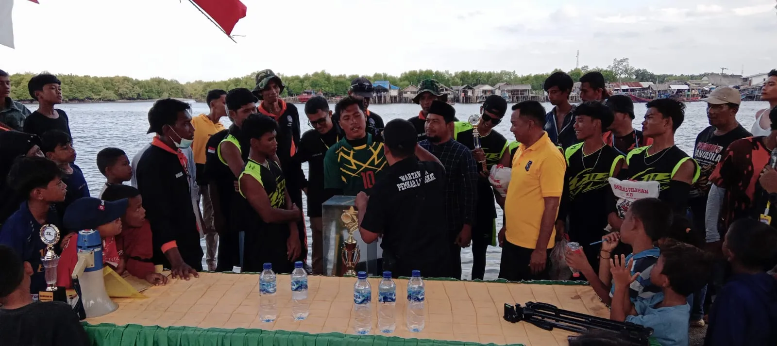 De Seven Juara Lomba Dayung Sampan HUT RI Desa Perlis
