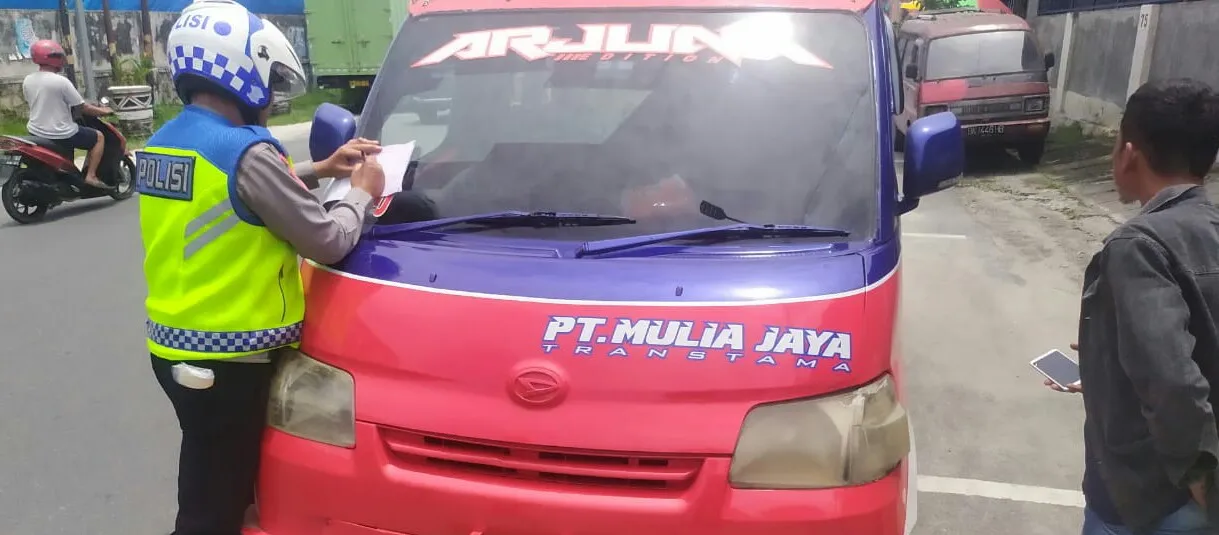 Sat Lantas Polres P. Siantar Tindak Supir Bus Naikkan Penumpang Di Atas Kap