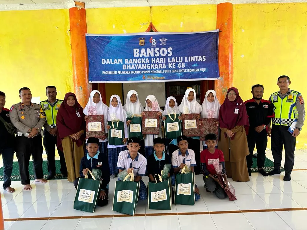 Satlantas Polres Nagan Raya Berikan Bansos Ke SMPS Dihari Lalu Lintas Bhayangkara ke 68