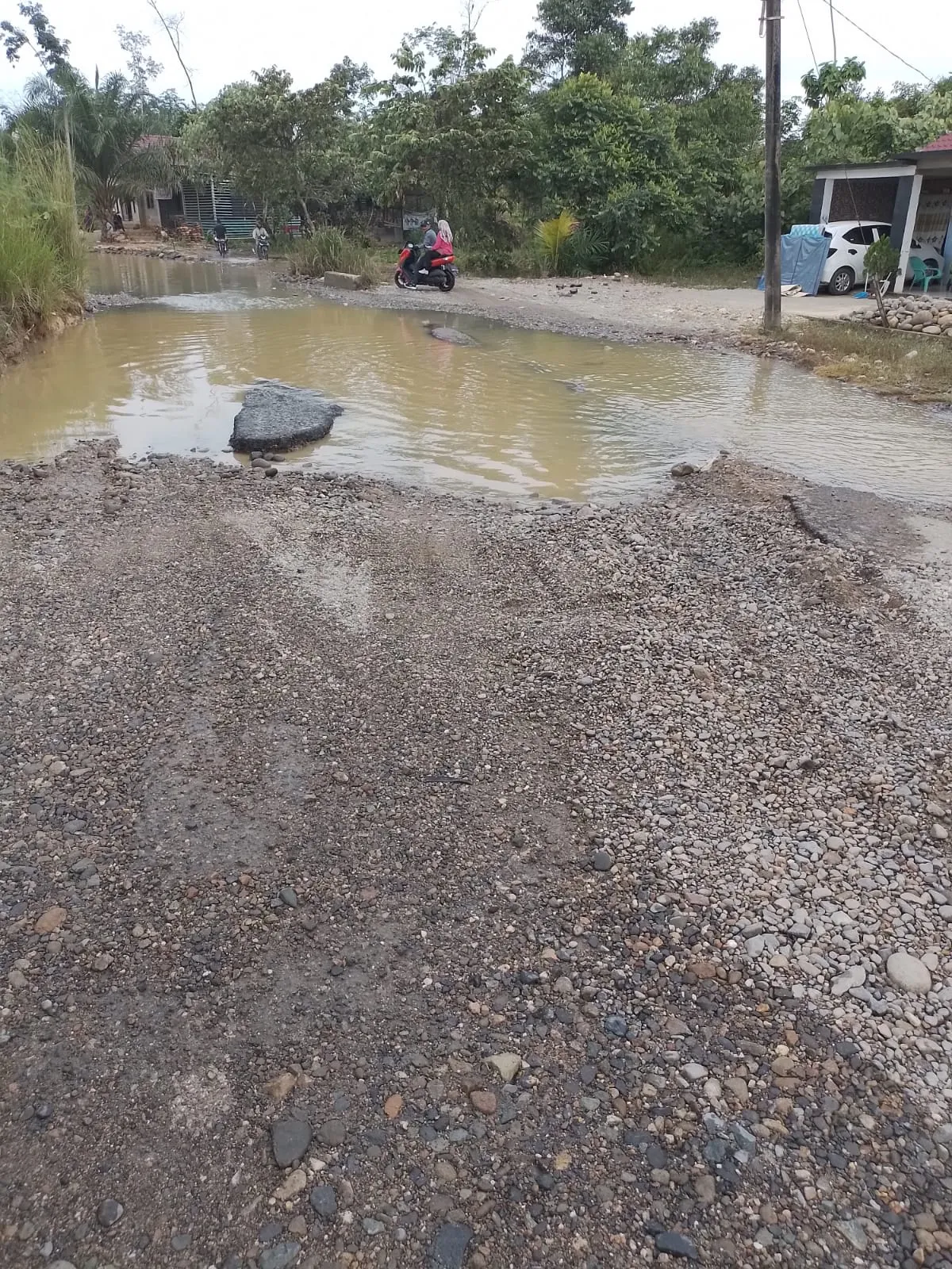 Jalan Rusak, Warga Kesulitan Lewati Jalan Sinunukan-Batahan