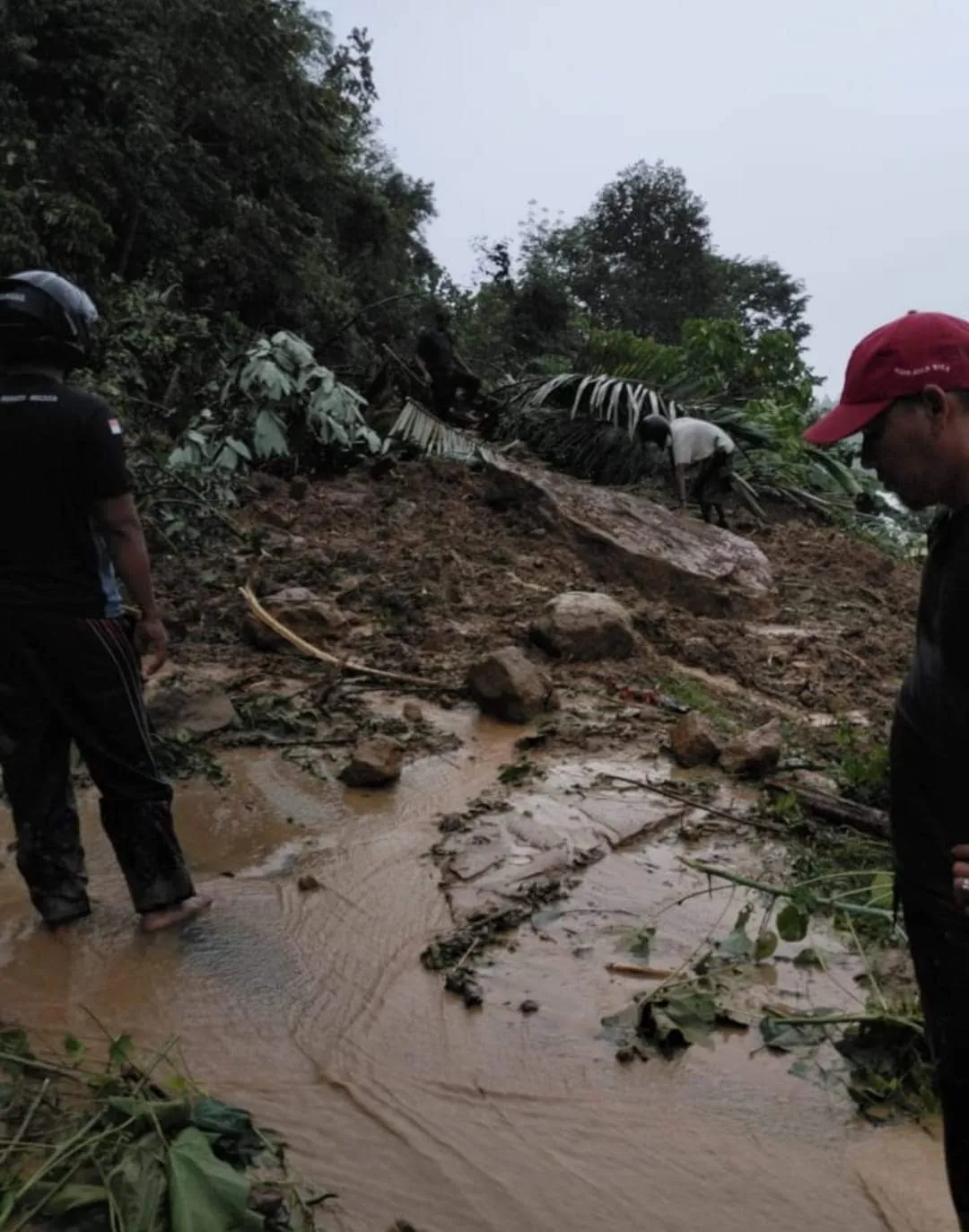 Jalan Utama Lubuk Sidup - Tanjung Gelumpang Tertimbun Longsor
