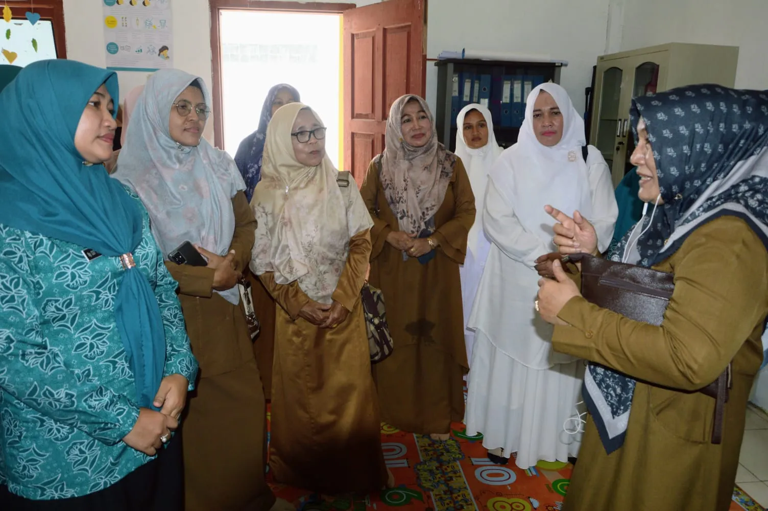 Pj Ketua TP-PKK Aceh Besar Serahkan BKB Kit Ke Gampong Lam Ujong