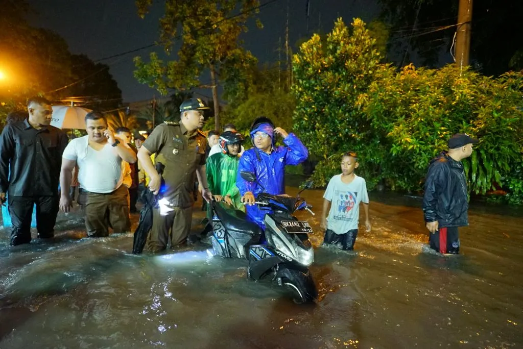 Pastikan Pengerjaan Drainase Berfungsi, Bobby Nasution Basah-basahan Terobos Hujan Deras