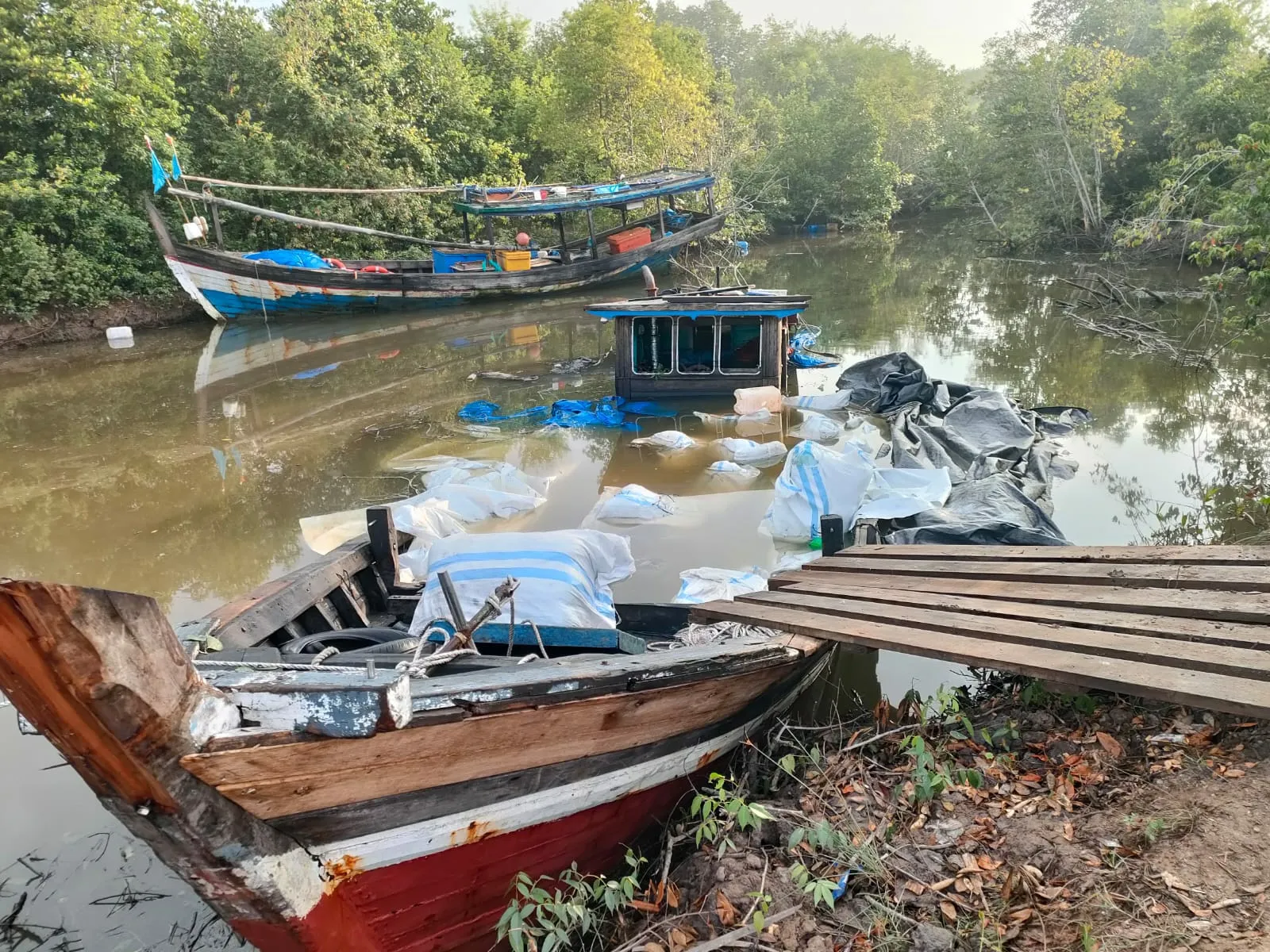 Ditpolairud Tangkap Kapal Pembawa 100 Bal Pakaian Bekas Asal Malaysia