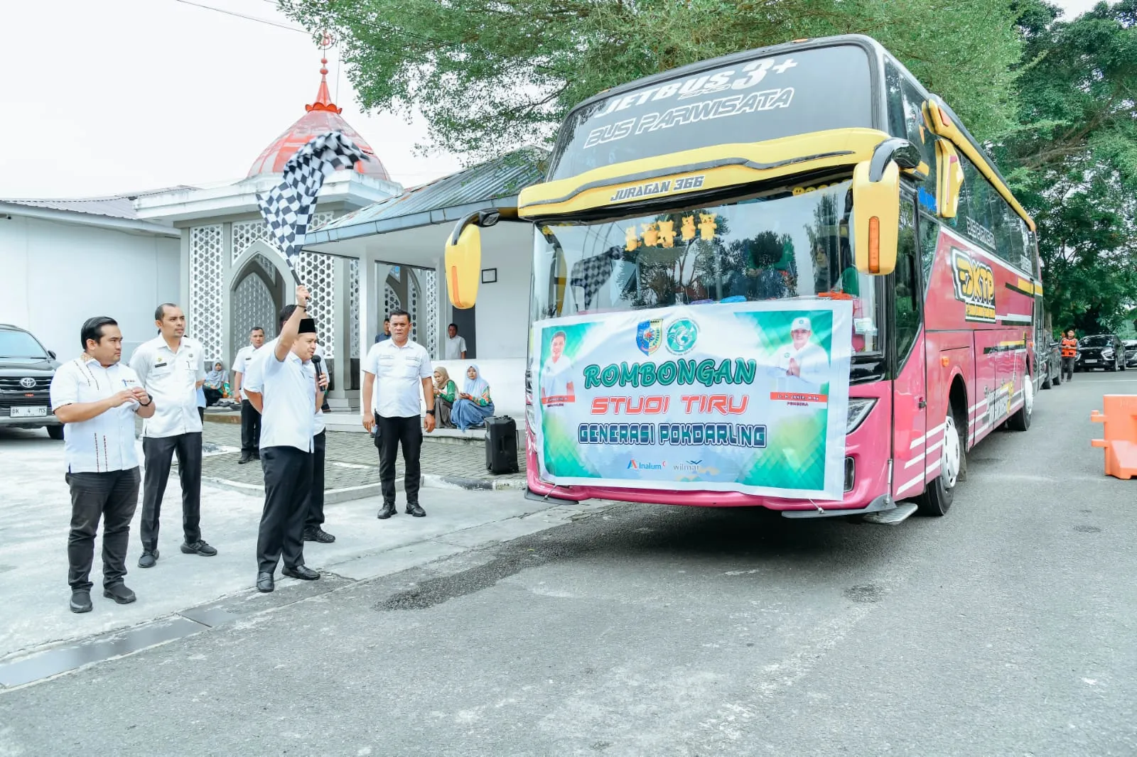 Bupati Batu Bara Berangkatkan Pokdarling Study Tiru Ke Medan