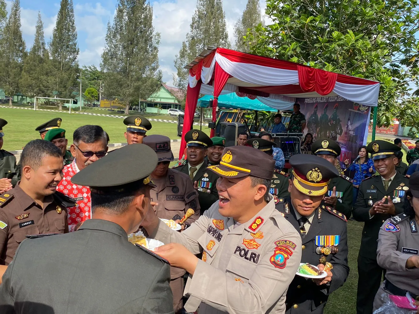 Rayakan HUT Ke 78 TNI, Kapolres Simalungun Beri Kue Ultah Kepada Dandim 0207/SML