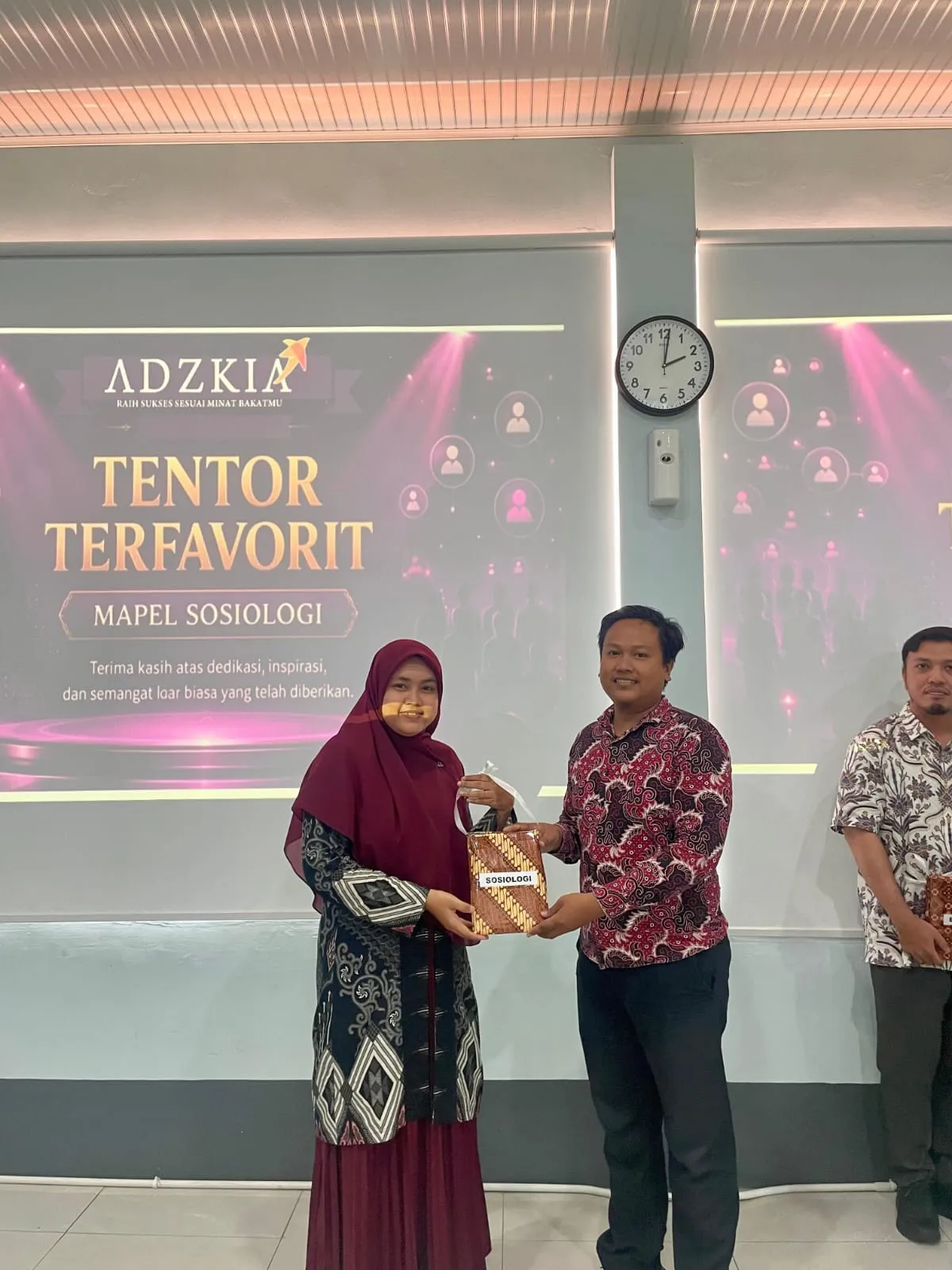 Andi Zulkifli Terima Penghargaan Tentor Terfavorit Sosiologi Dari Bimbel Adzkia