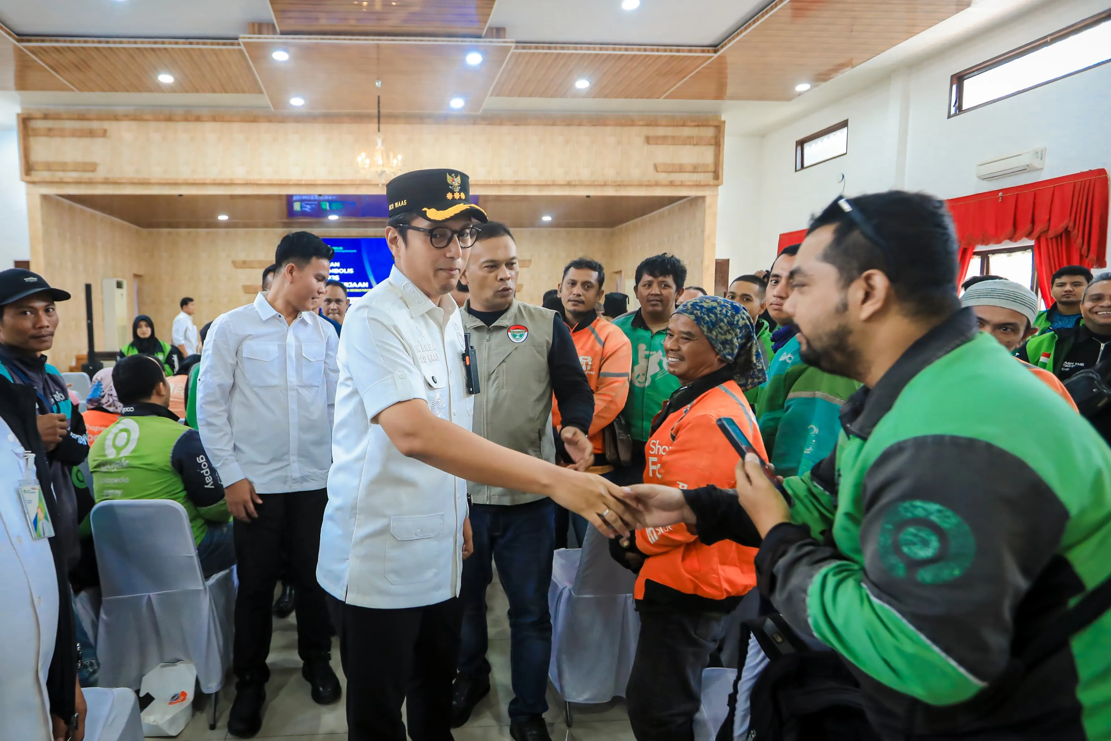 Wali Kota Medan Serahkan Kartu BPJS Ketenagakerjaan Kepada Driver Ojol