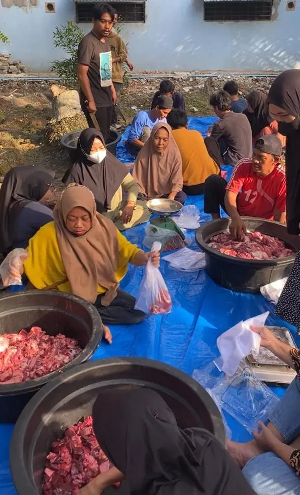 SPPG Puraka II Berbagi Daging Kurban Iduladha
