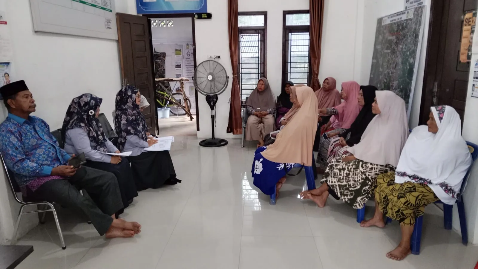 BUMDesma Darul Imarah Beri Suntikan Modal Usaha Pada Pedagang Pasar Mini Gampong Leu Ue