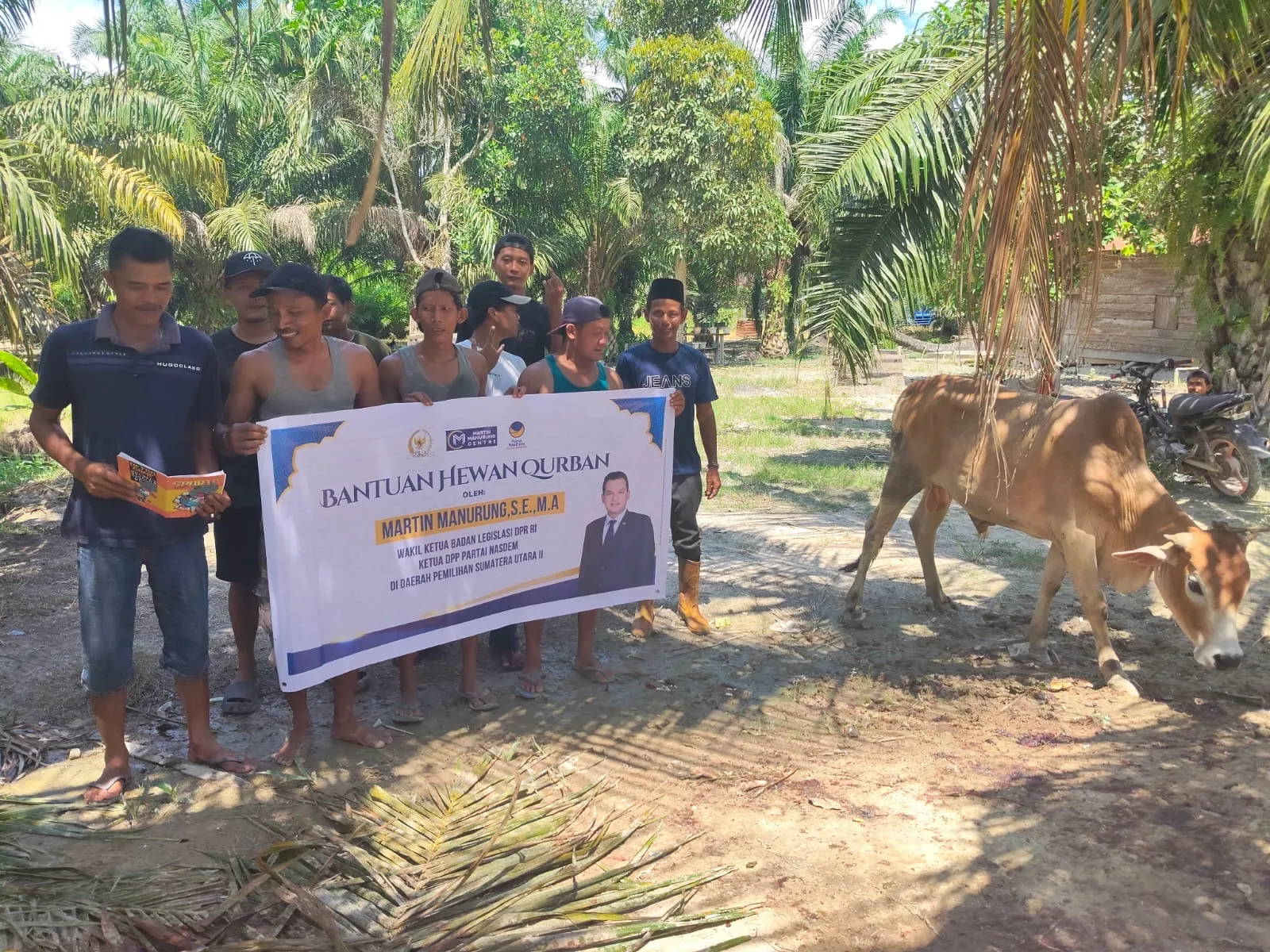 Anggota DPR RI Martin Manurung Salurkan 8 Sapi Qurban di Labuhanbatu Raya