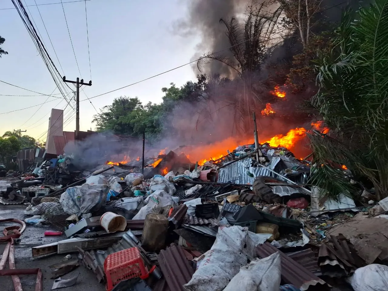 Gudang Barang Bekas Di Simpang Simarsayang Kota Padangsidimpuan Terbakar