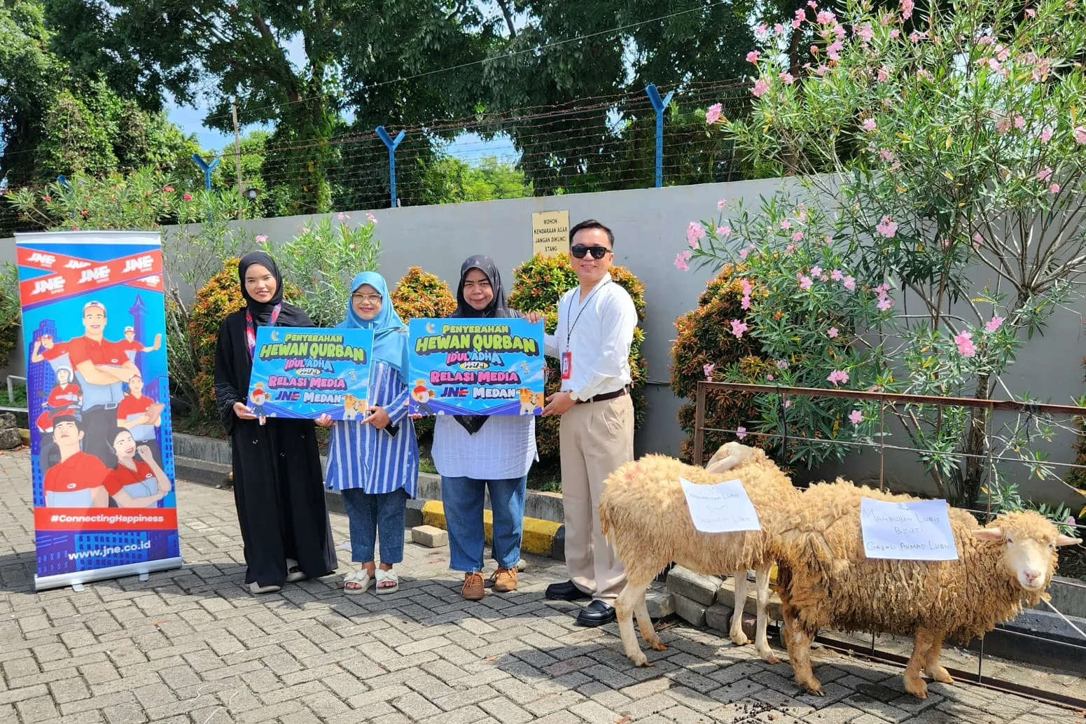 JNE Medan Hadiahkan Hewan Kurban Untuk Media