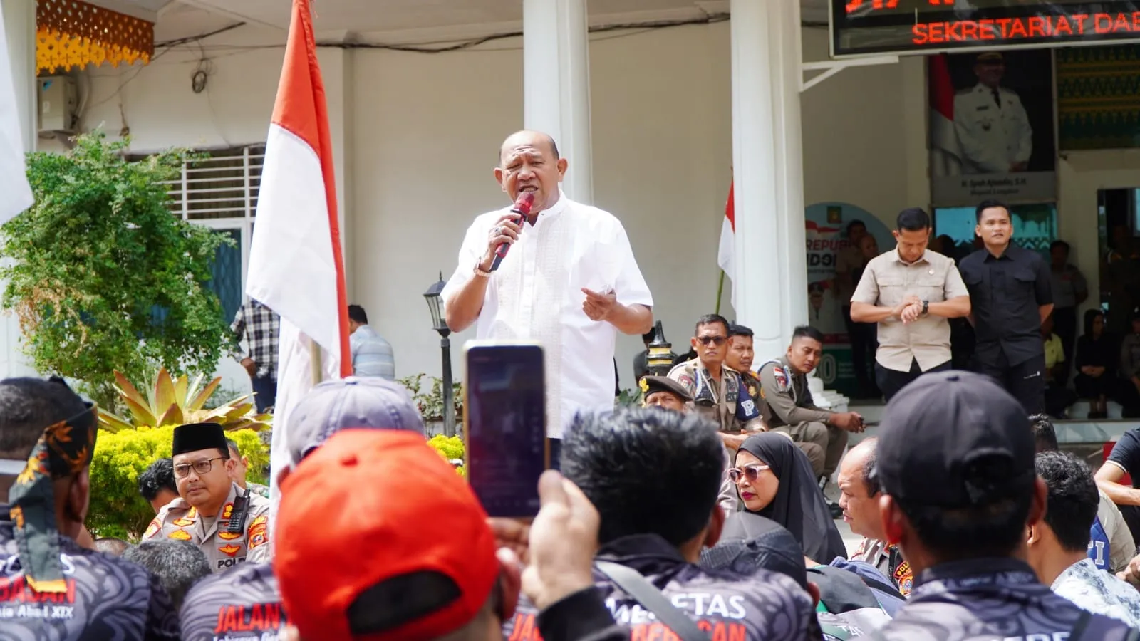 Bupati Langkat Tegaskan Komitmen Bela Hak Buruh, Duduk Bersama Massa Aksi May Day