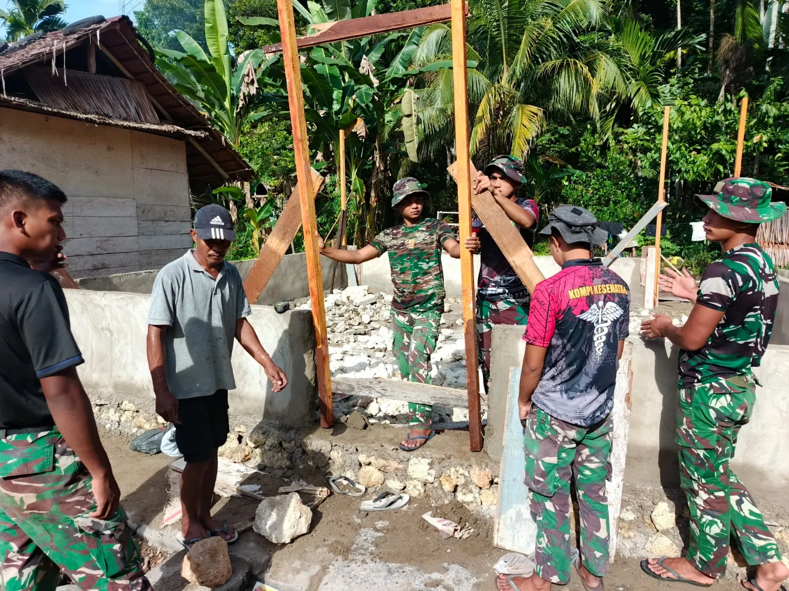 Bukti Nyata Satgas Karya Bakti TNI Bangun RTLH Milik Warga Binaan Di Desa Hiliabolata