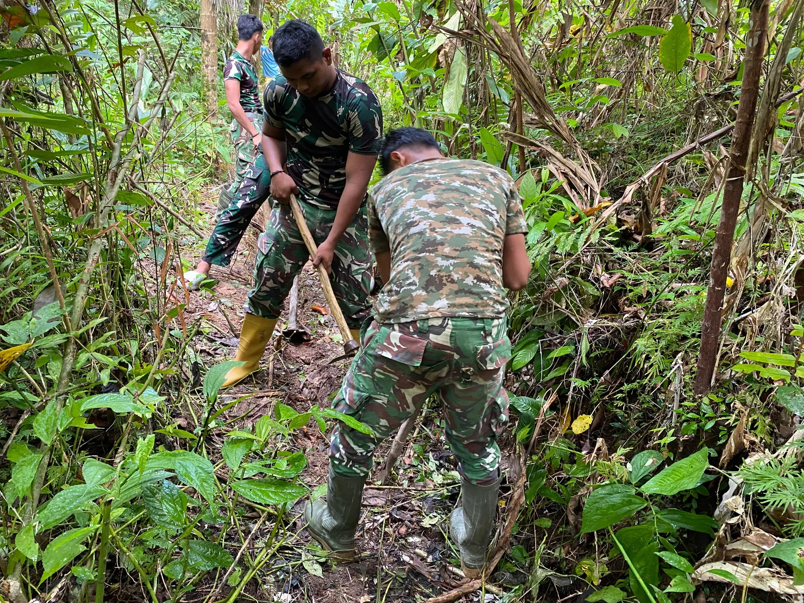 Karya Bakti TNI AD Monitoring Pembangunan Bak Air Bersih Dan Pipanisasi Di Desa Idala Jaya Hilisimaetano