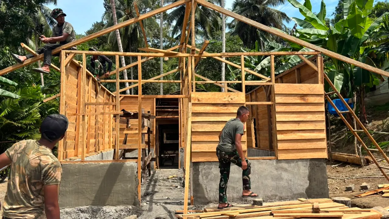 Karya Bakti TNI Bangun RTLH Milik Samueli Buulolo Di Desa Simandrolo