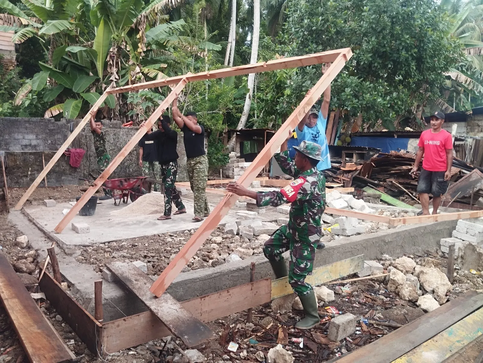 Karya Bakti TNI AD Bangun RTLH  Bangun Rumah Ameria Zamili Di Desa Sisarahili Nias Selatan