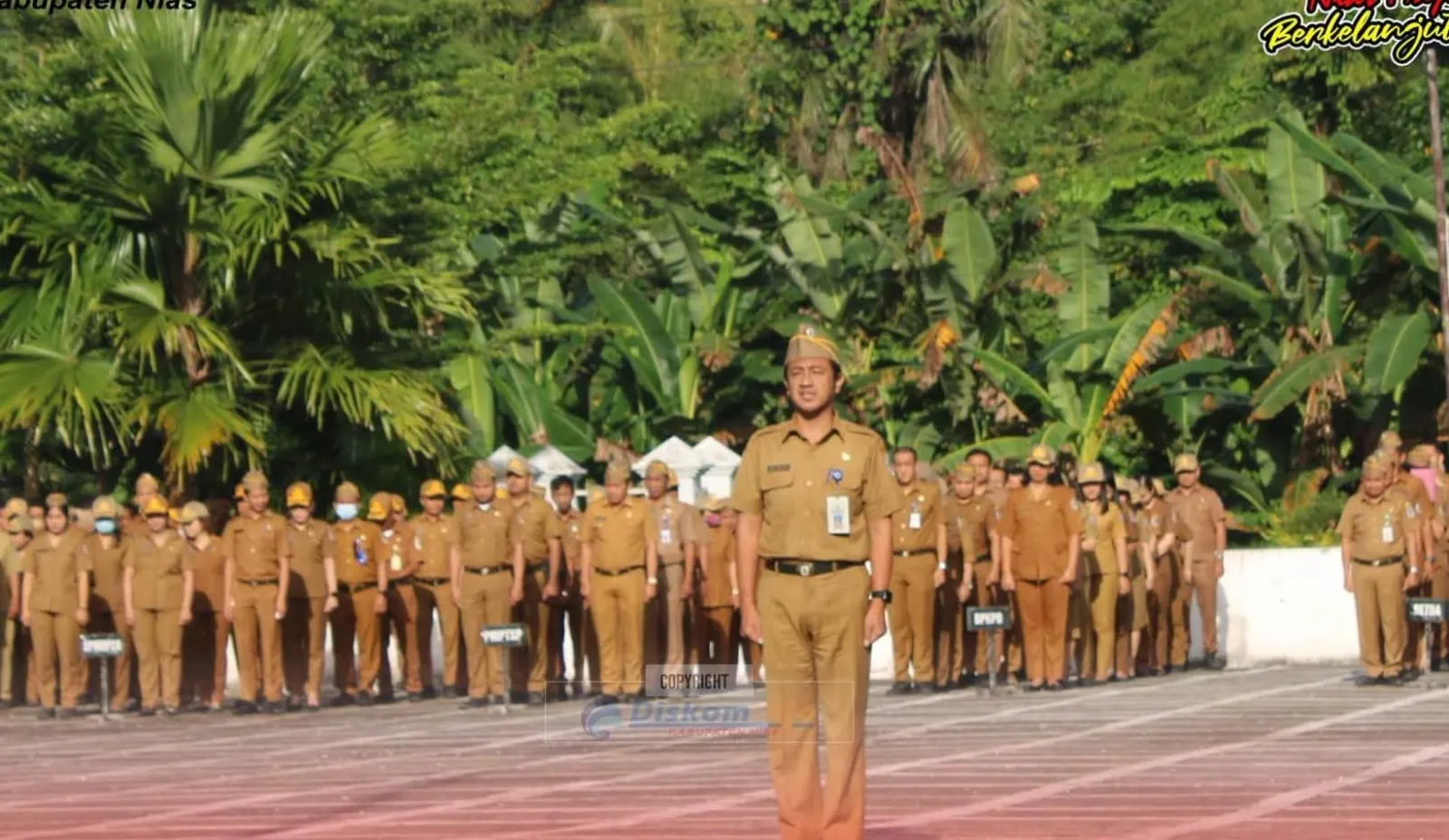 Staf Ahli Bupati dan ASN Pemkab Nias Ikuti Upacara Pengibaran Bendera