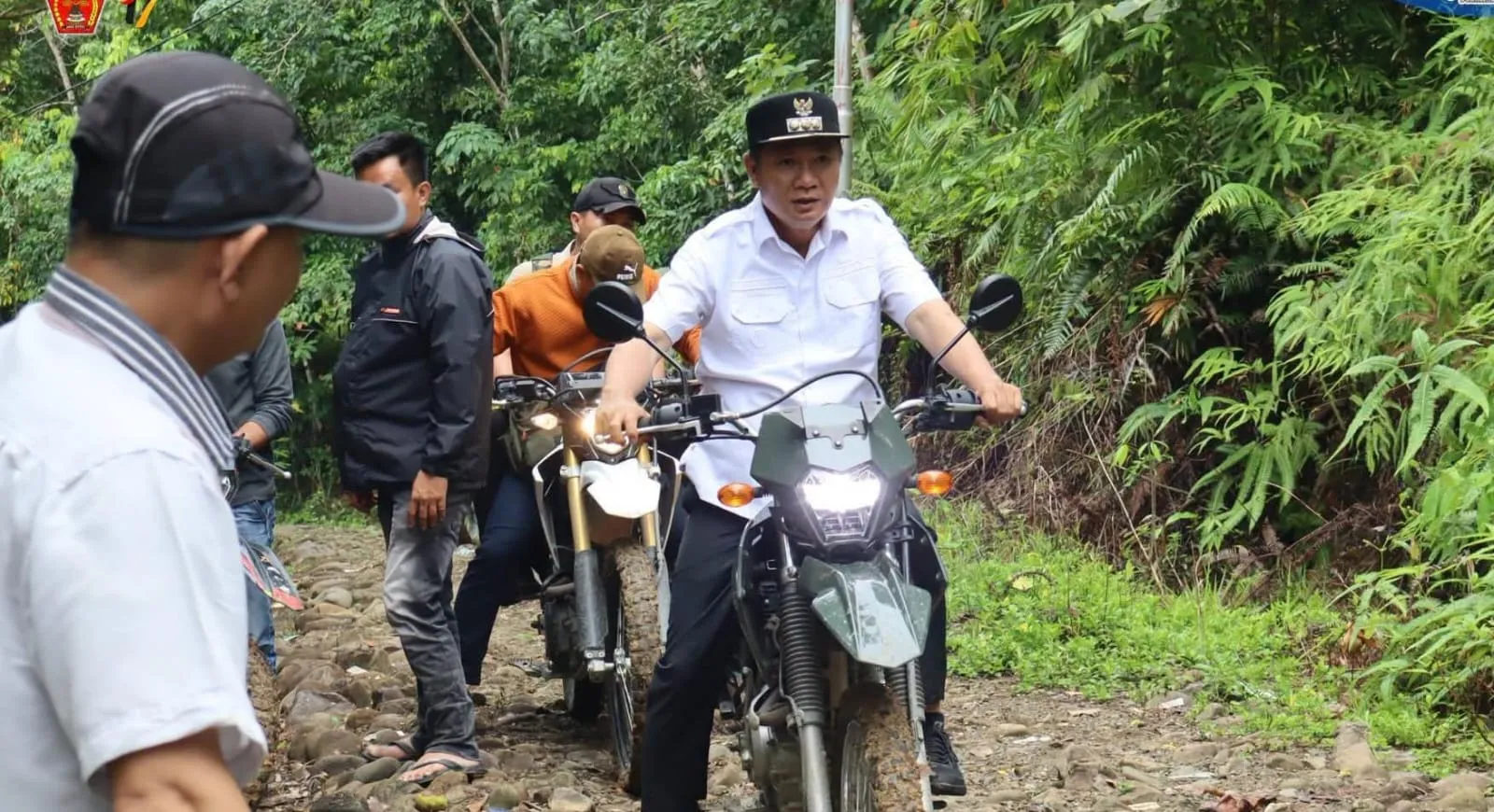 Akibat Jalan Rusak Parah, Bupati Nias Barat Gunakan Motor Kunker Ke Mandrehe Barat
